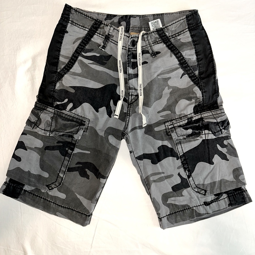 Men’s True Religion Black Camo Cargo Shorts Size 28